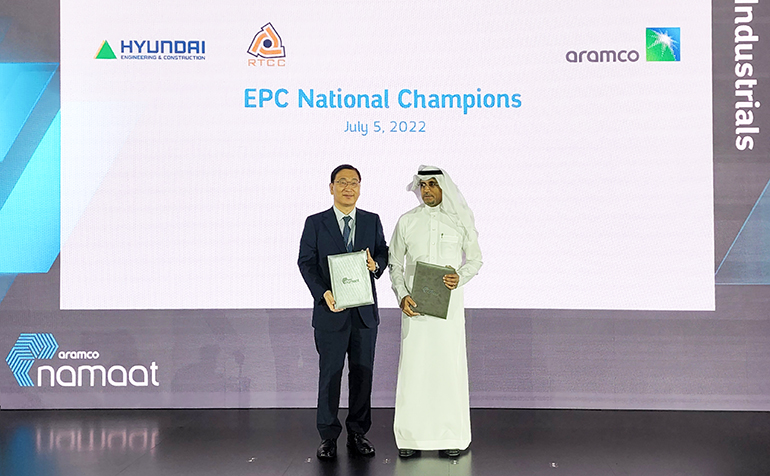 On July 5, Hyundai E&C President Yoon Young-joon and Aramco Vice President Abdulkarim Al Ghamdi are taking a commemorative photo after the signing ceremony.